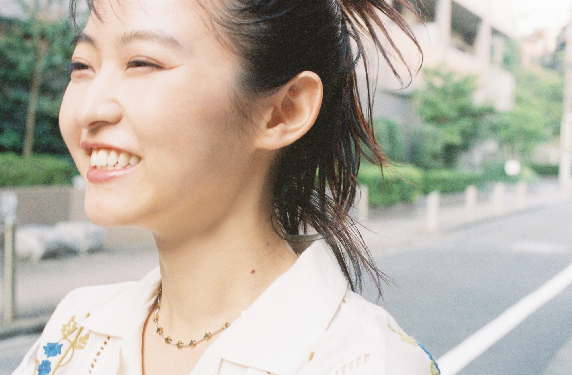 伊藤万理華さんが語る。「ちゃんと自分のことが嫌い」なまま、自分を大切にして生きる