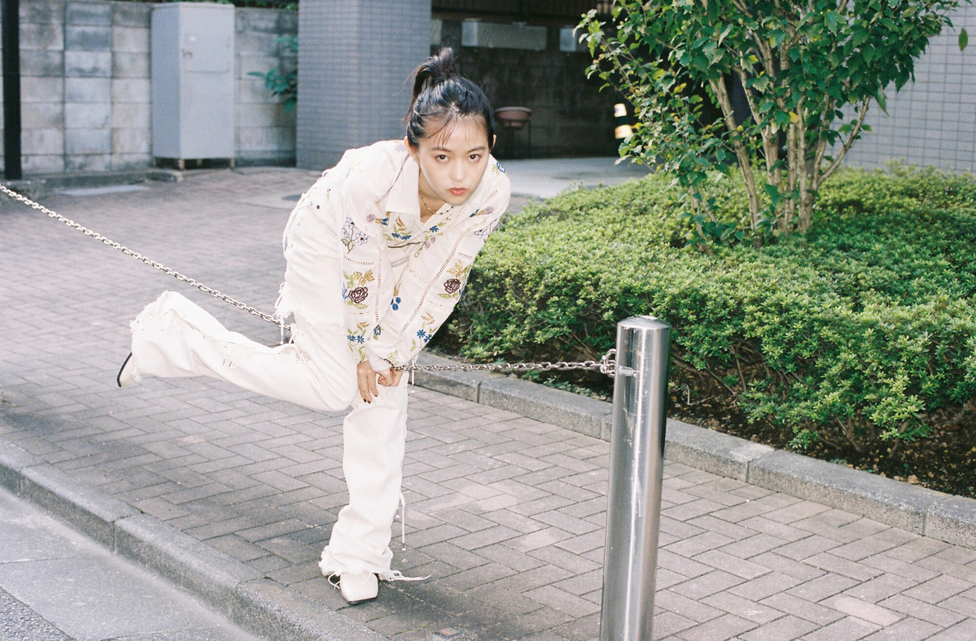 伊藤万理華さんが語る。「ちゃんと自分のことが嫌い」なまま、自分を大切にして生きる