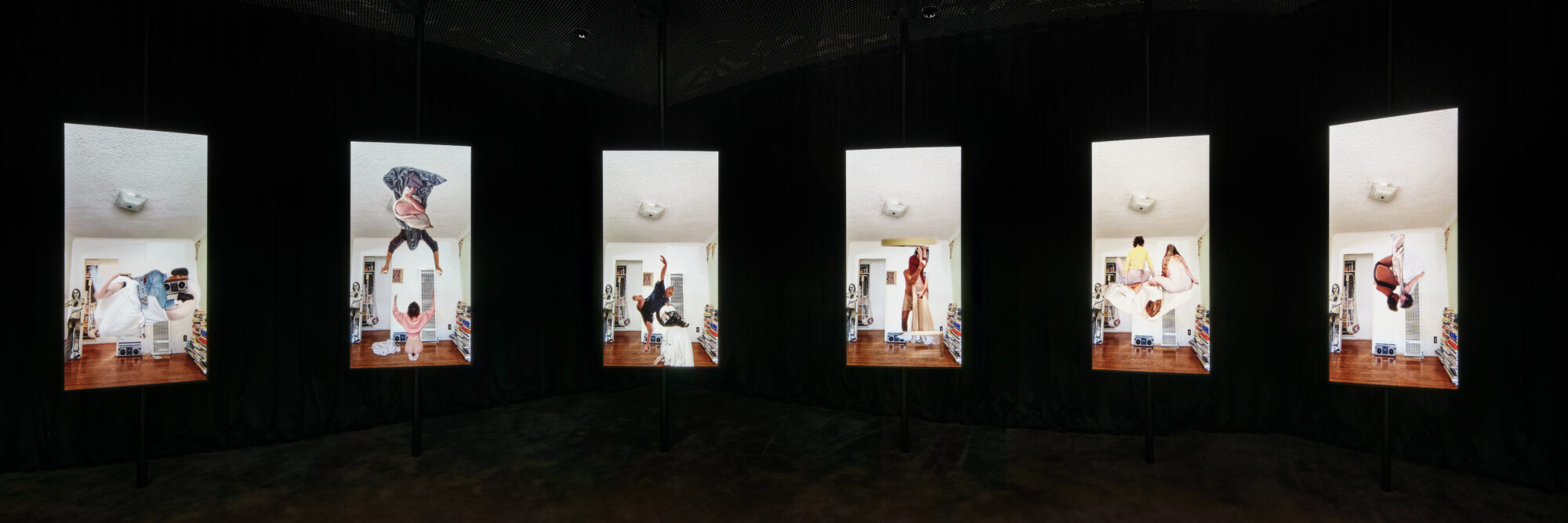 ミランダ・ジュライ『F.A.M.I.L.Y.』をaggiiiiiiiがレポート「そのぎこちなさを愛してる」