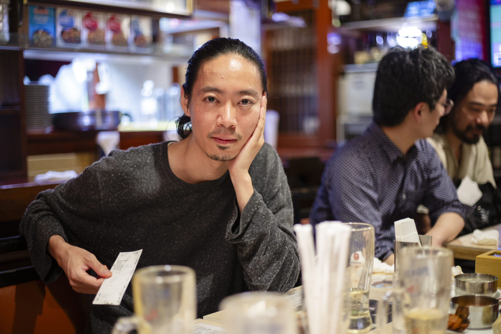 二度寝ができた日、自分の体をアスファルトに横たえる／金川晋吾