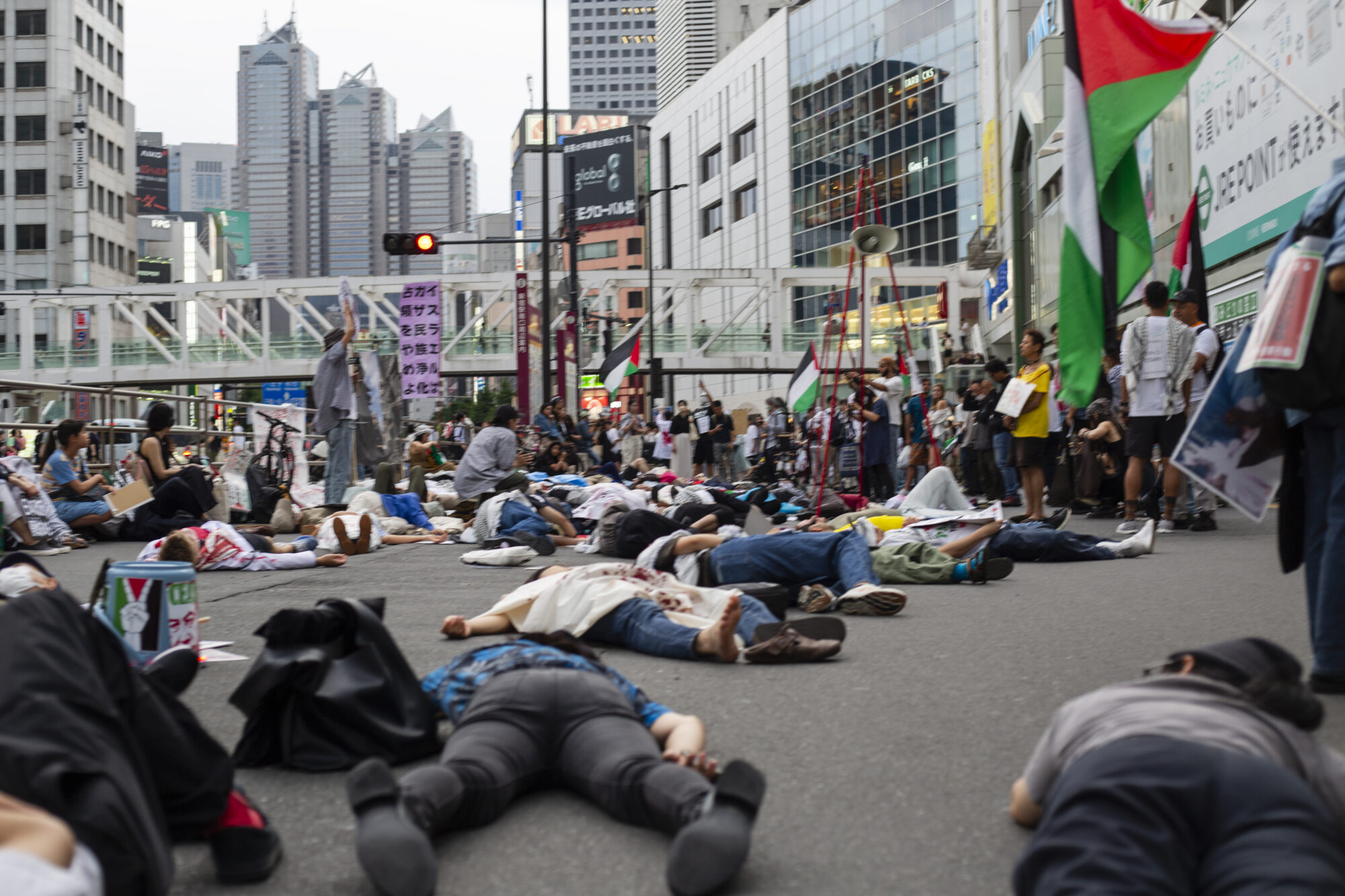二度寝ができた日、自分の体をアスファルトに横たえる／金川晋吾