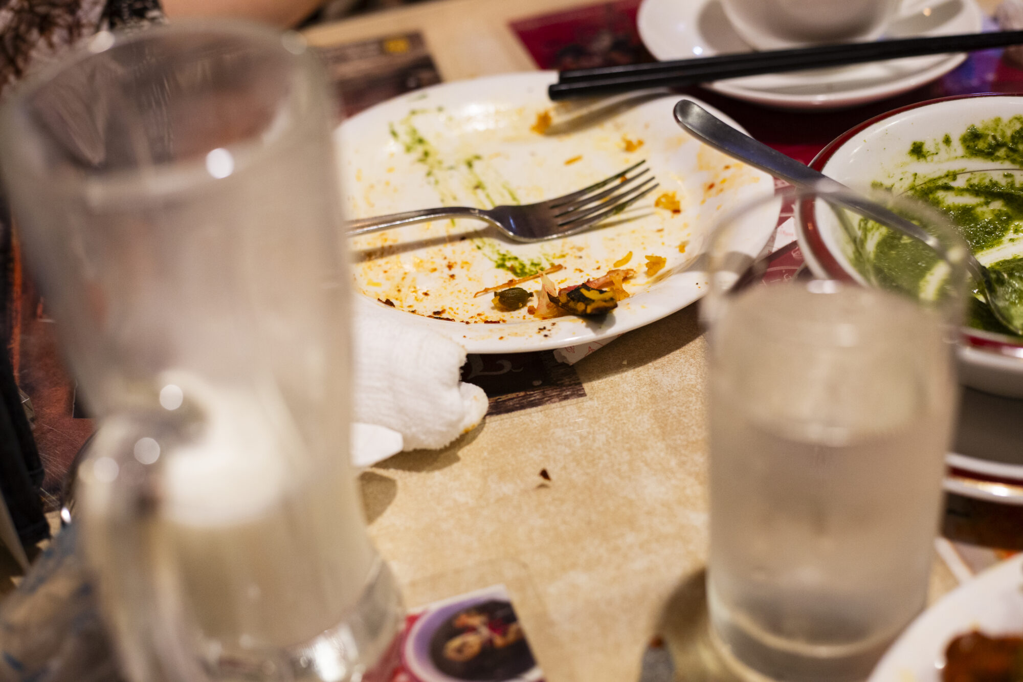 二度寝ができた日、自分の体をアスファルトに横たえる／金川晋吾