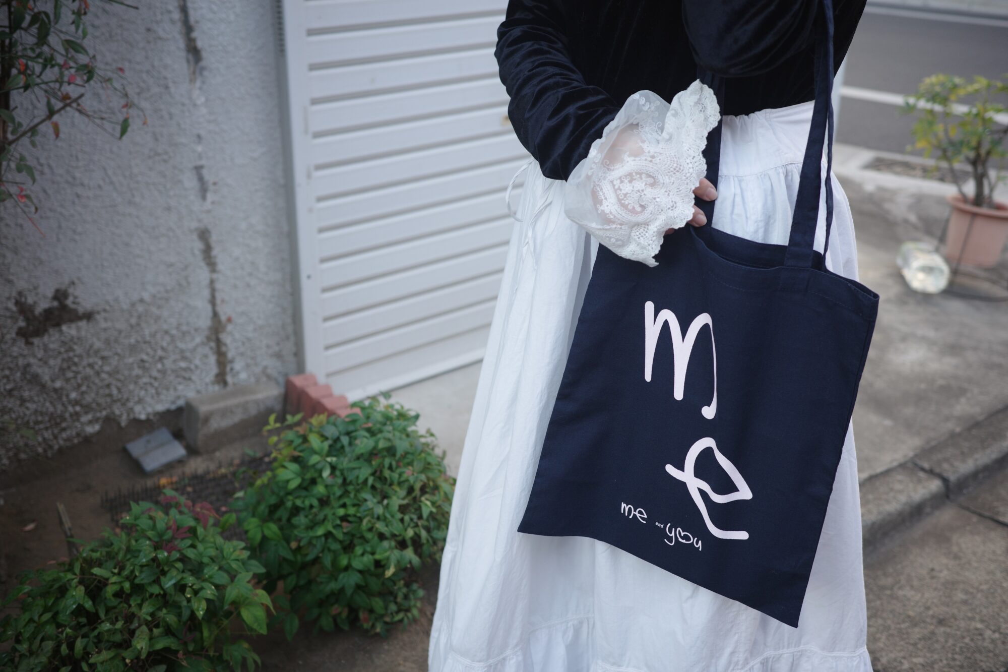 me and youロゴをあしらった新色トートバッグ（サックスブルー×ベージュ、ネイビー×パステルピンク）を発売