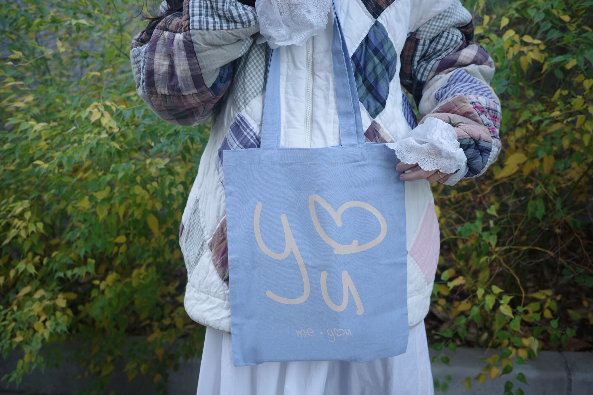 me and youロゴをあしらった新色トートバッグ（サックスブルー×ベージュ、ネイビー×パステルピンク）を発売