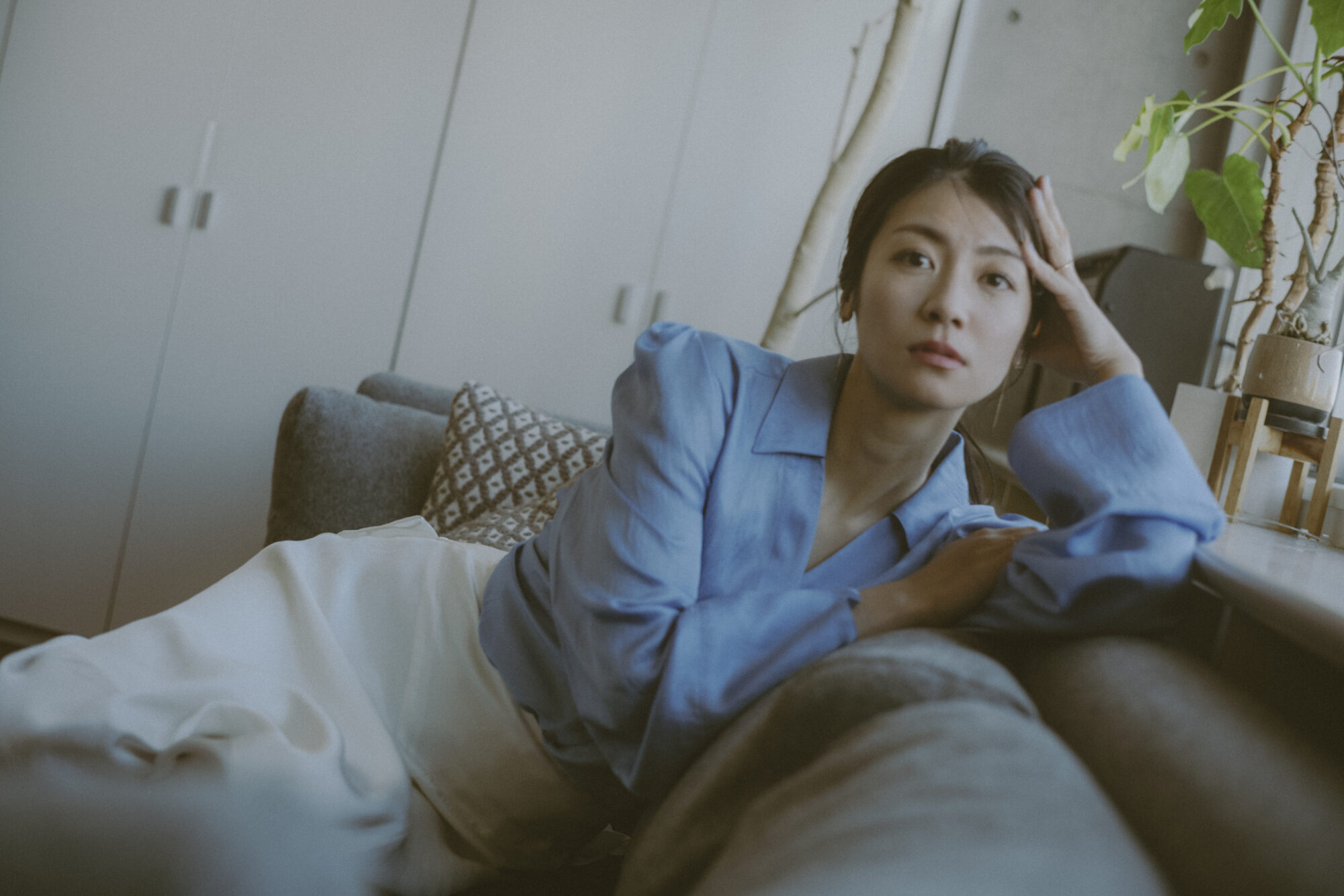 「カメラで撮られないと残せないから」映画『レイブンズ』瀧内公美インタビュー