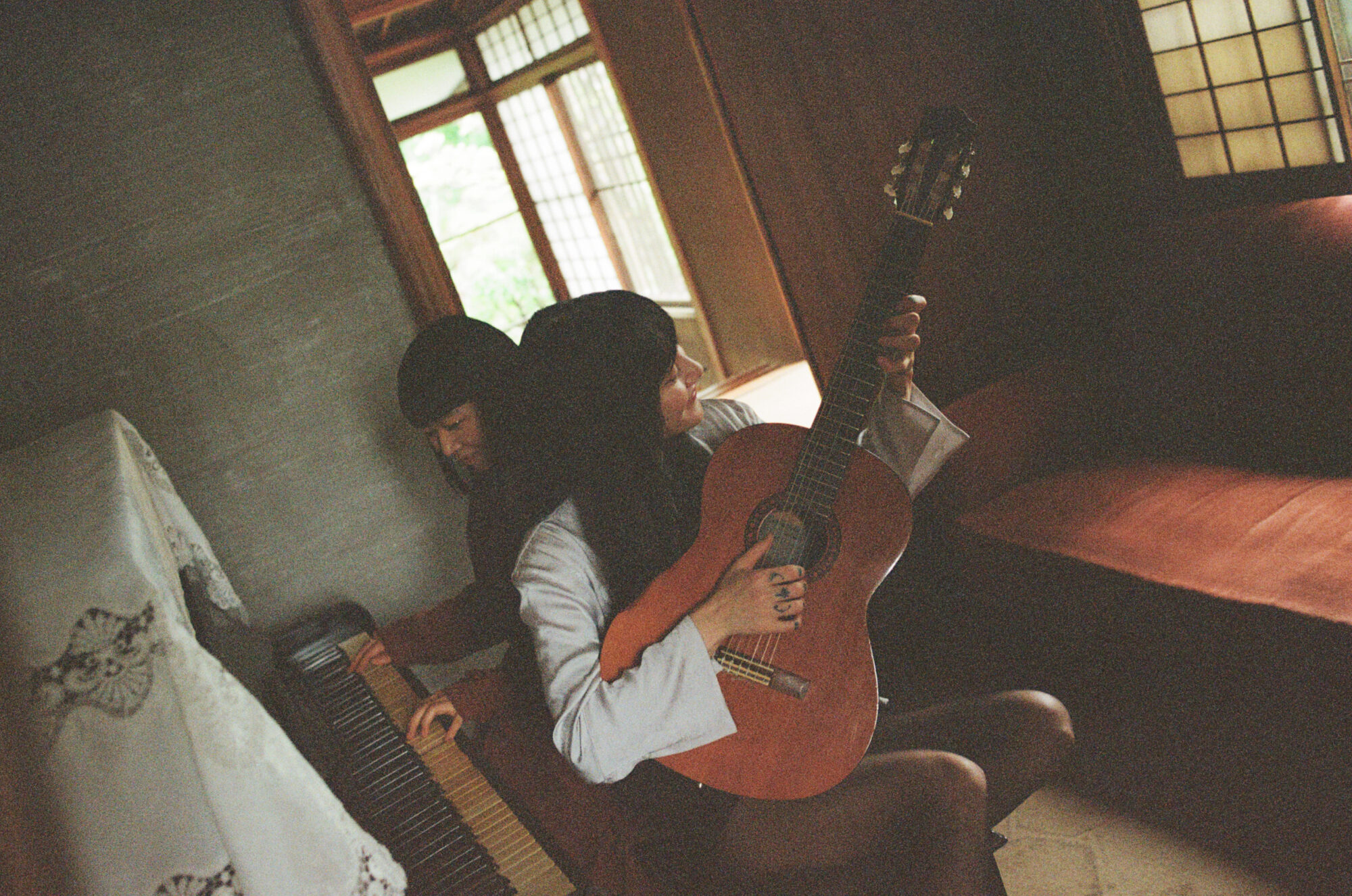 青葉市子×ミシェル・ザウナー 異なるわたしたちを音楽が包み込む。複雑な世界のなかで