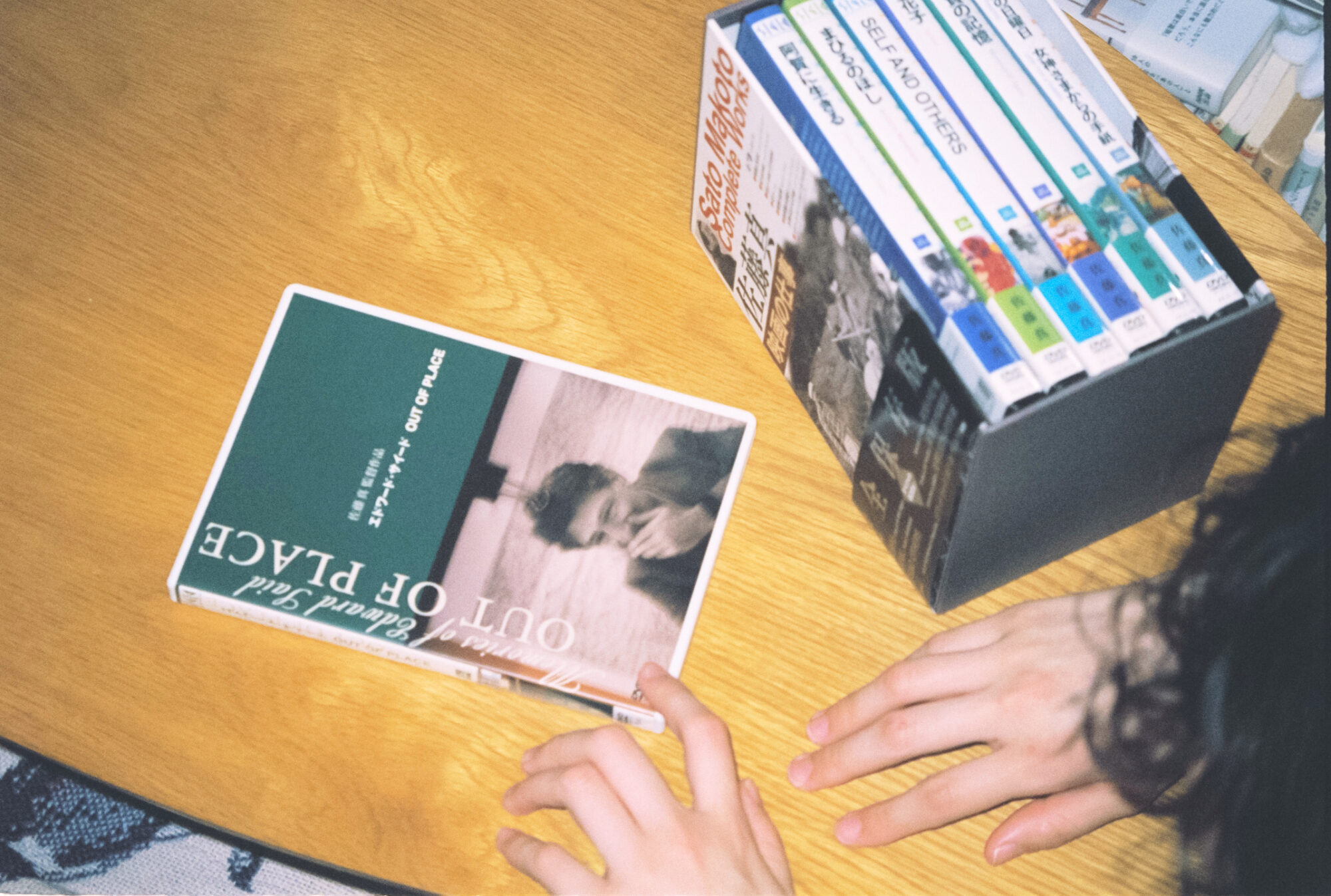 火曜日。パレスチナを思いながら、友達と映画鑑賞会をする／ままならない日々を、お気に入りの服と。