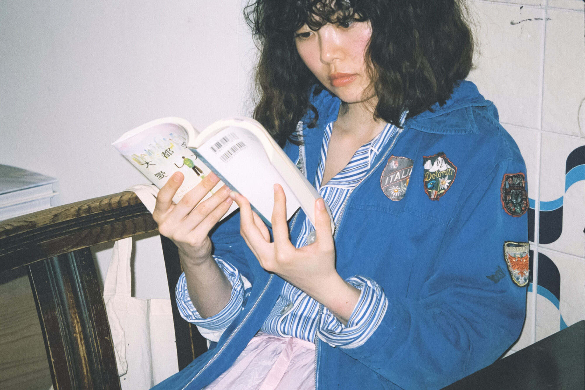 月曜日。仕事後、書店で自分を見つめる本と出会う／ままならない日々を、お気に入りの服と。