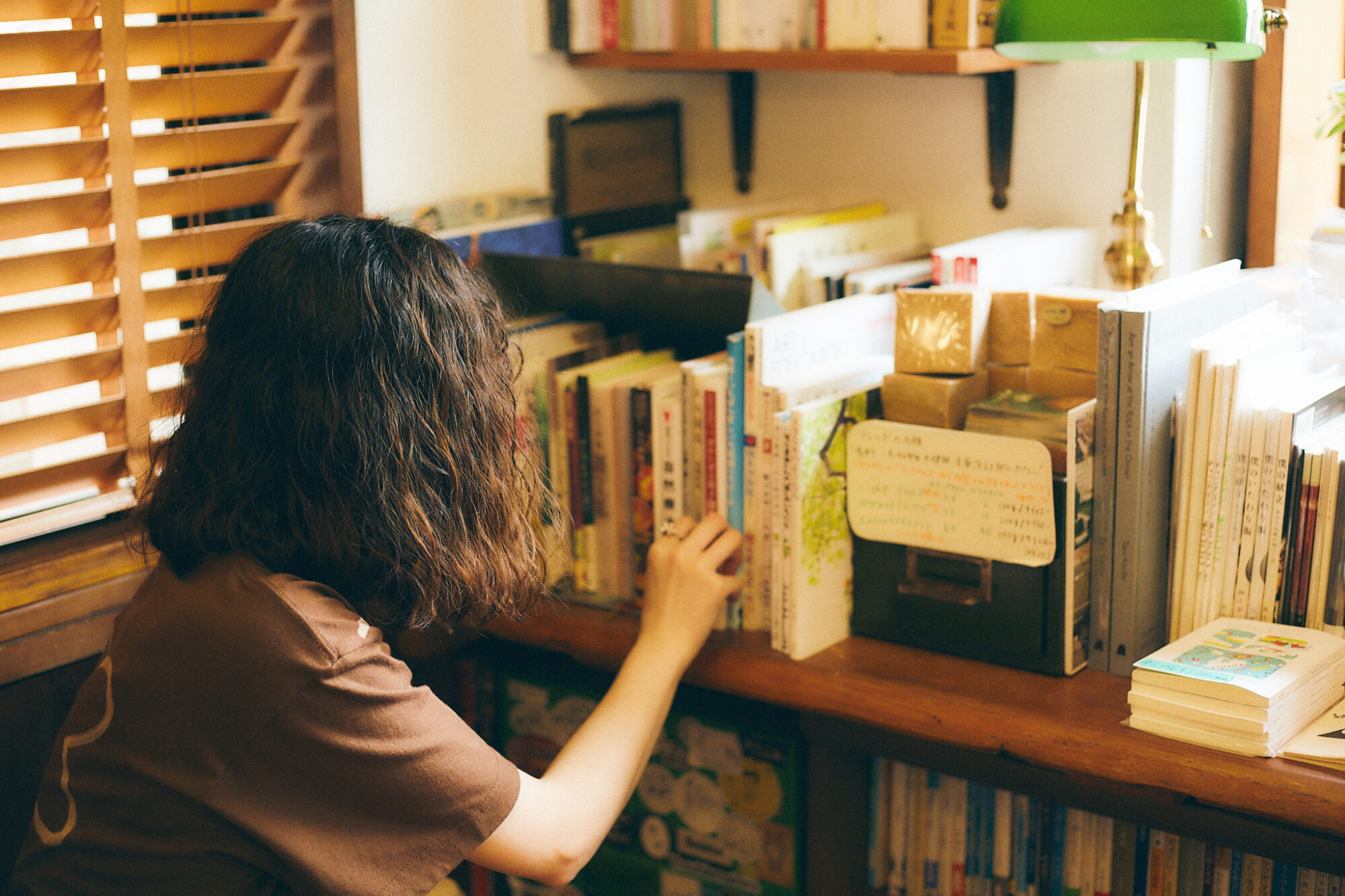 金曜日。幡ヶ谷の「喫茶 壁と卵」で、日記を書く／ままならない日々を、お気に入りの服と。