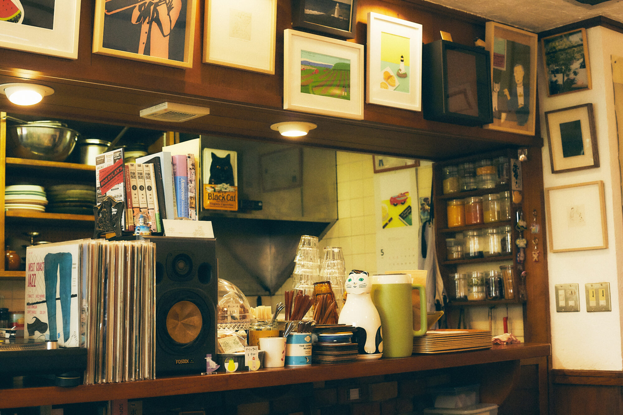 金曜日。幡ヶ谷の「喫茶 壁と卵」で、日記を書く／ままならない日々を、お気に入りの服と。