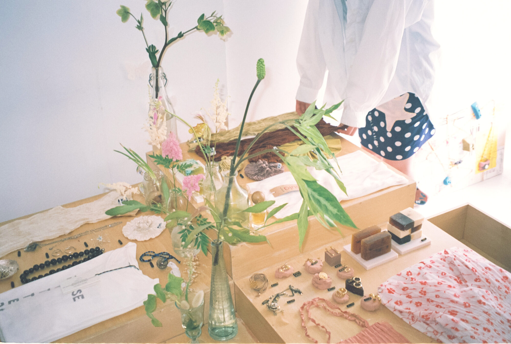 土曜日。表参道の「SEASON」で、服に込められた物語を聞く／ままならない日々を、お気に入りの服と。