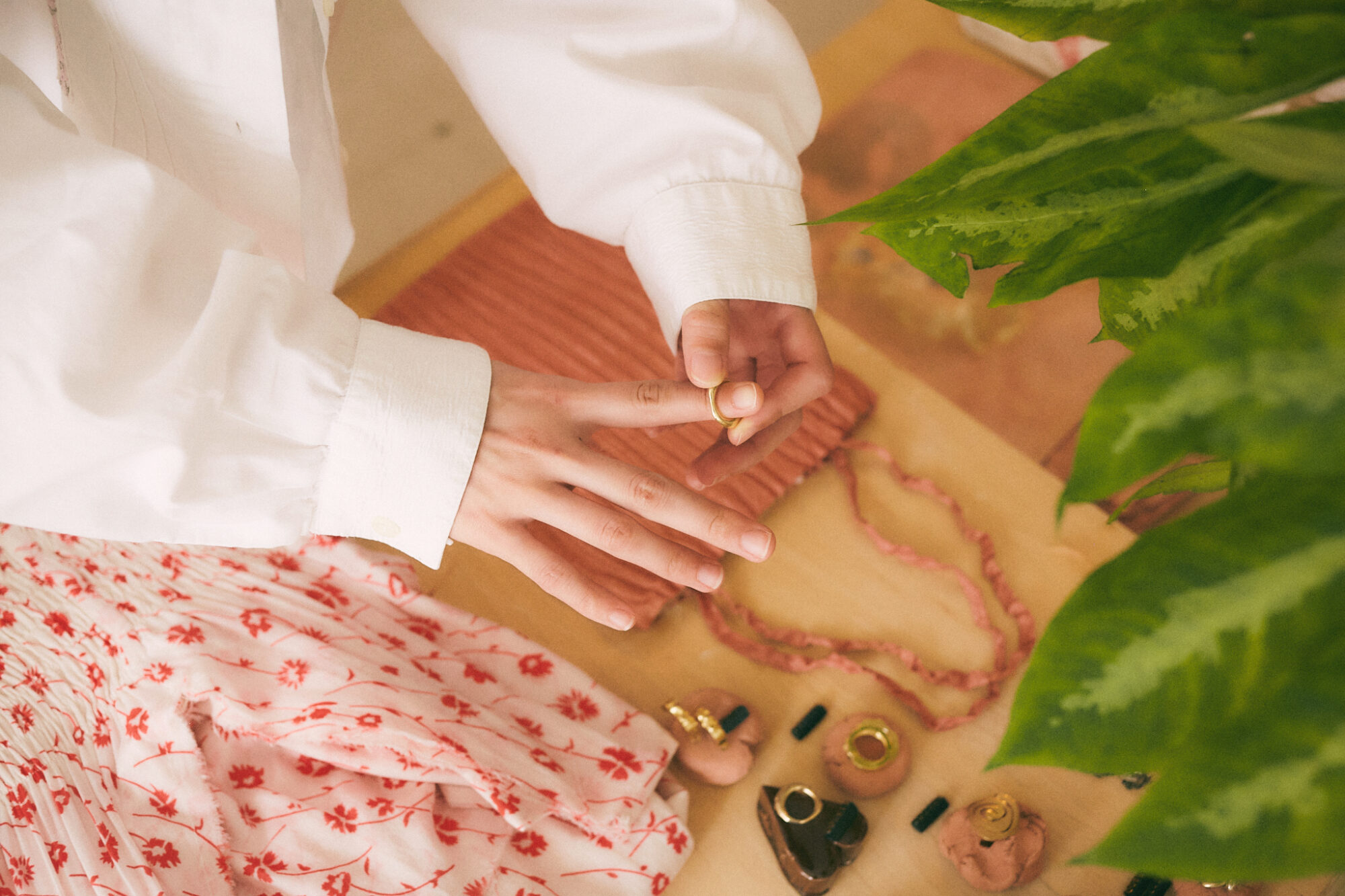 土曜日。表参道の「SEASON」で、服に込められた物語を聞く／ままならない日々を、お気に入りの服と。