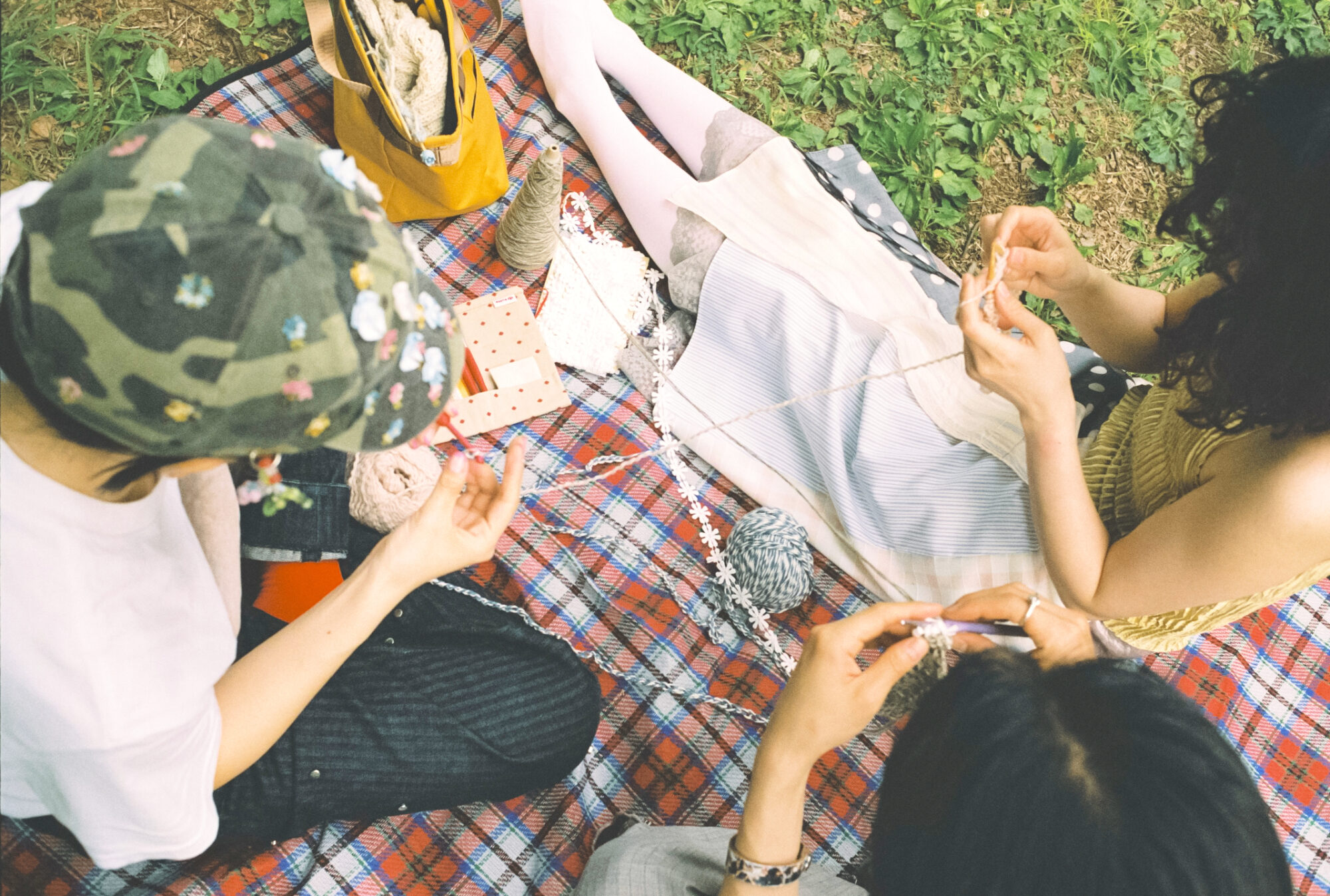 日曜日。公園で友達とピクニック＆編み会／ままならない日々を、お気に入りの服と。