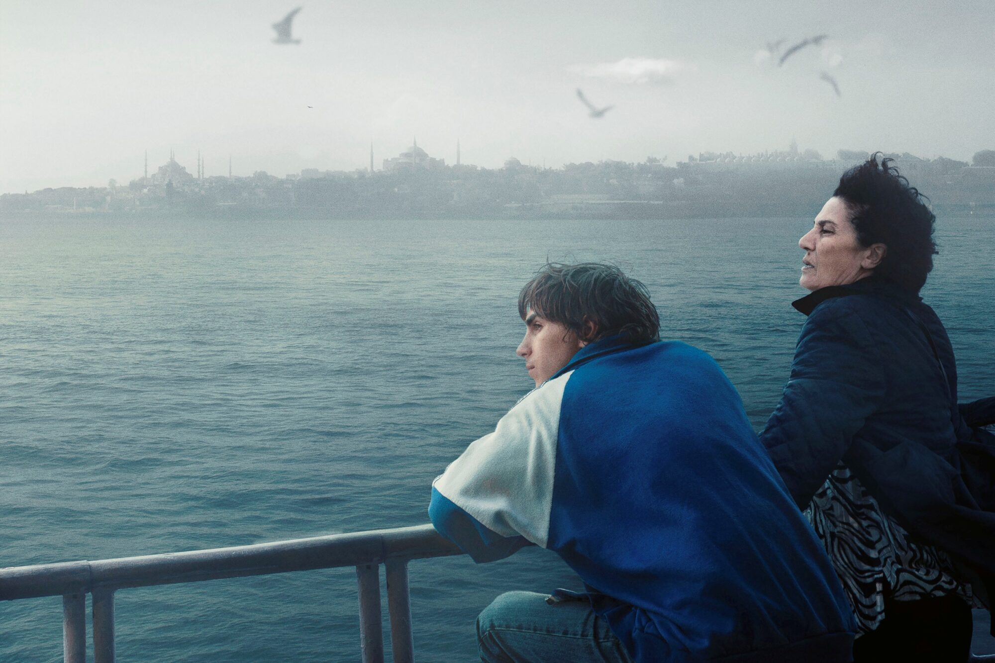 能町みね子さんが観た『CROSSING 心の交差点』。血縁に限らない関係性、旅の魅力