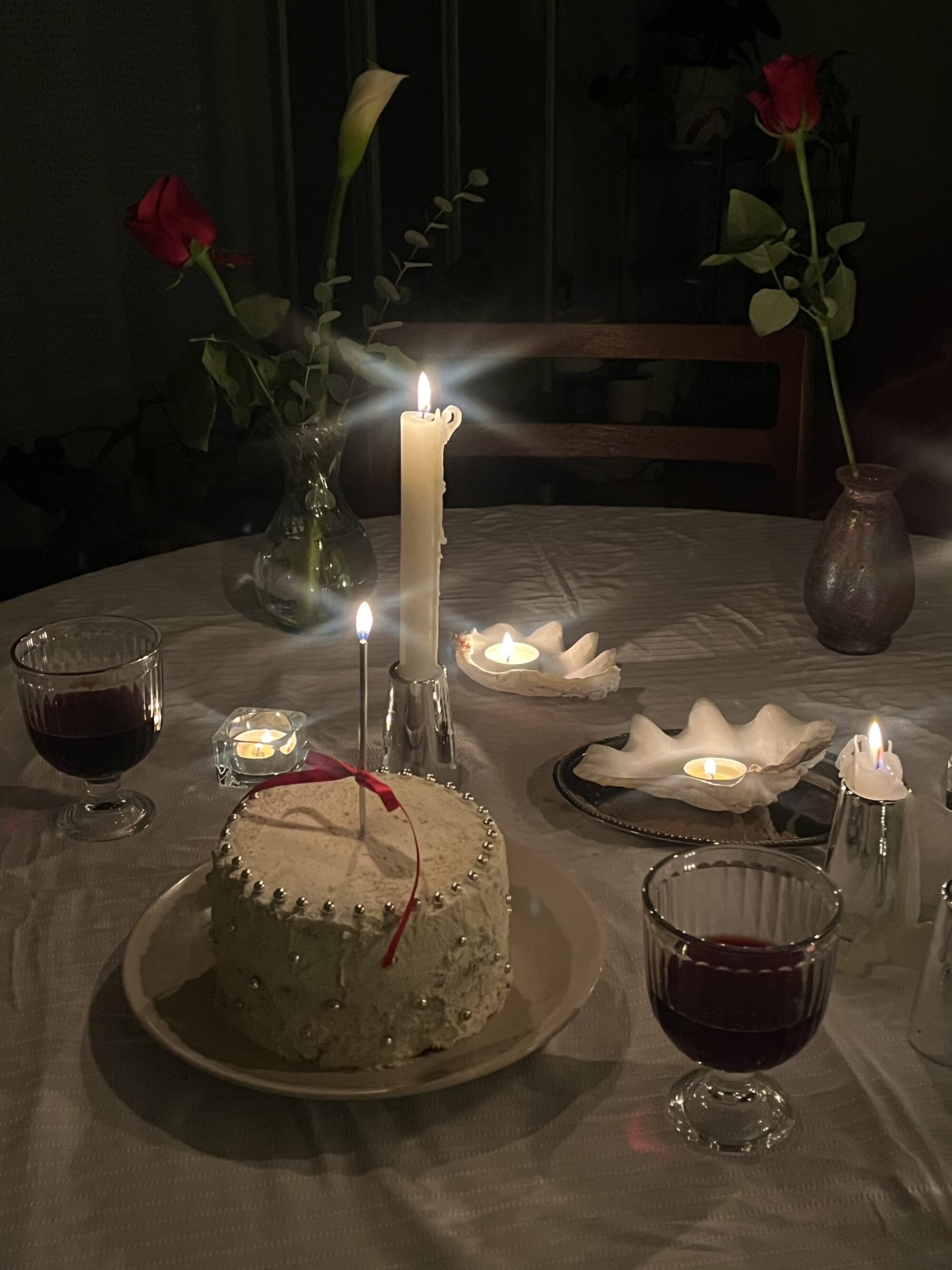 季節のめぐりがわかる天窓がある部屋で、彼女と二人で暮らす。岩崎はなえの暮らし