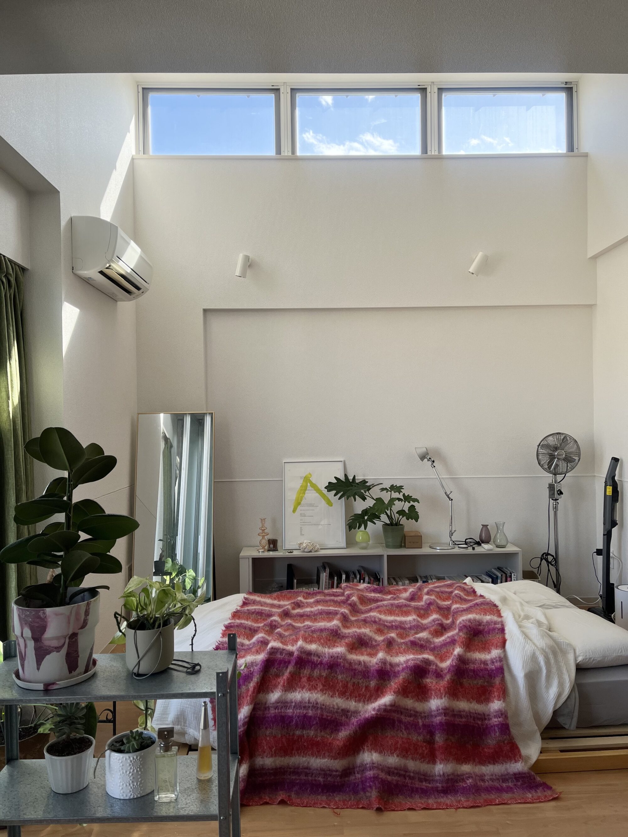 季節のめぐりがわかる天窓がある部屋で、彼女と二人で暮らす。岩崎はなえの暮らし