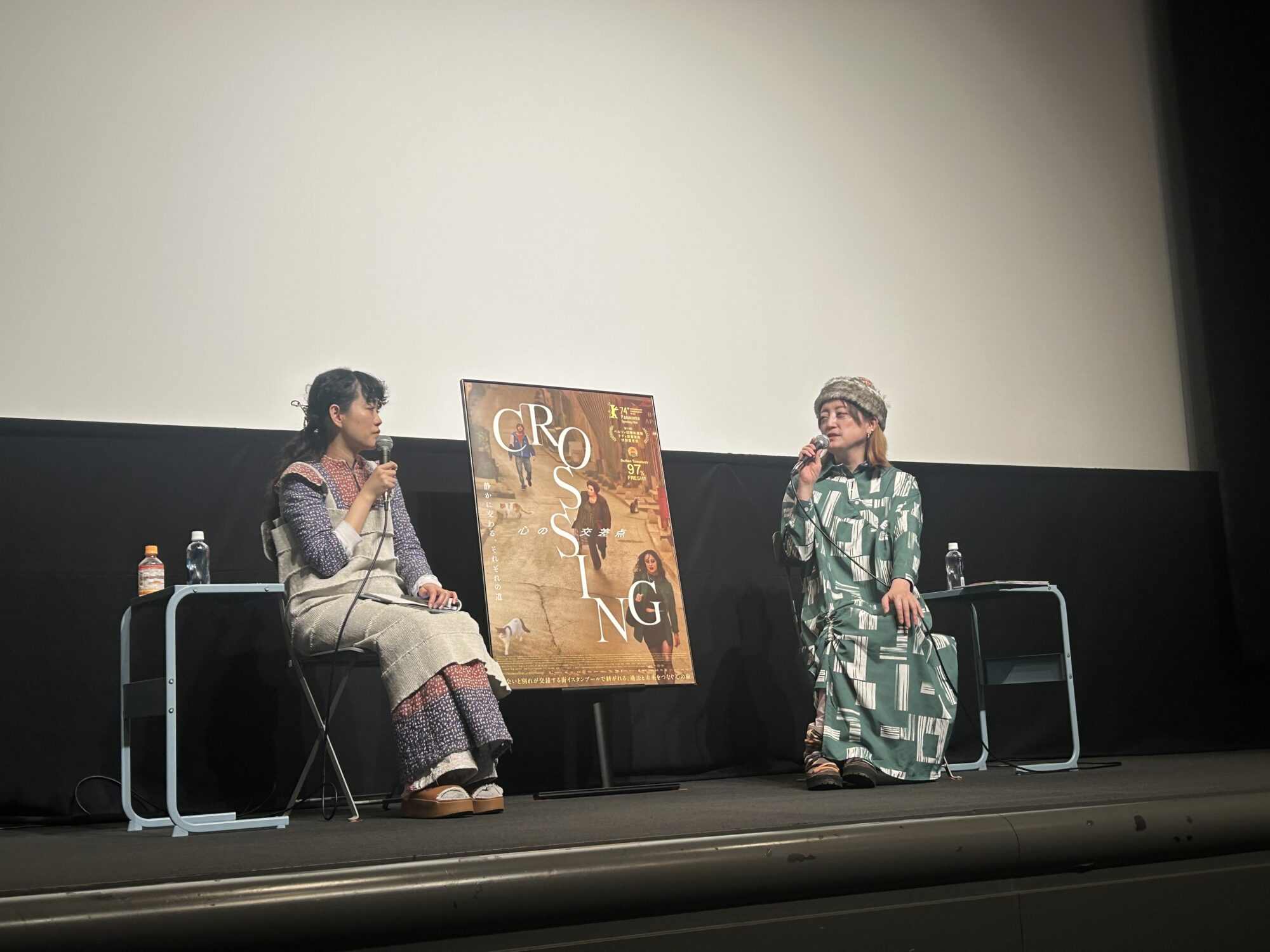 能町みね子さんが観た『CROSSING 心の交差点』。血縁に限らない関係性、旅の魅力