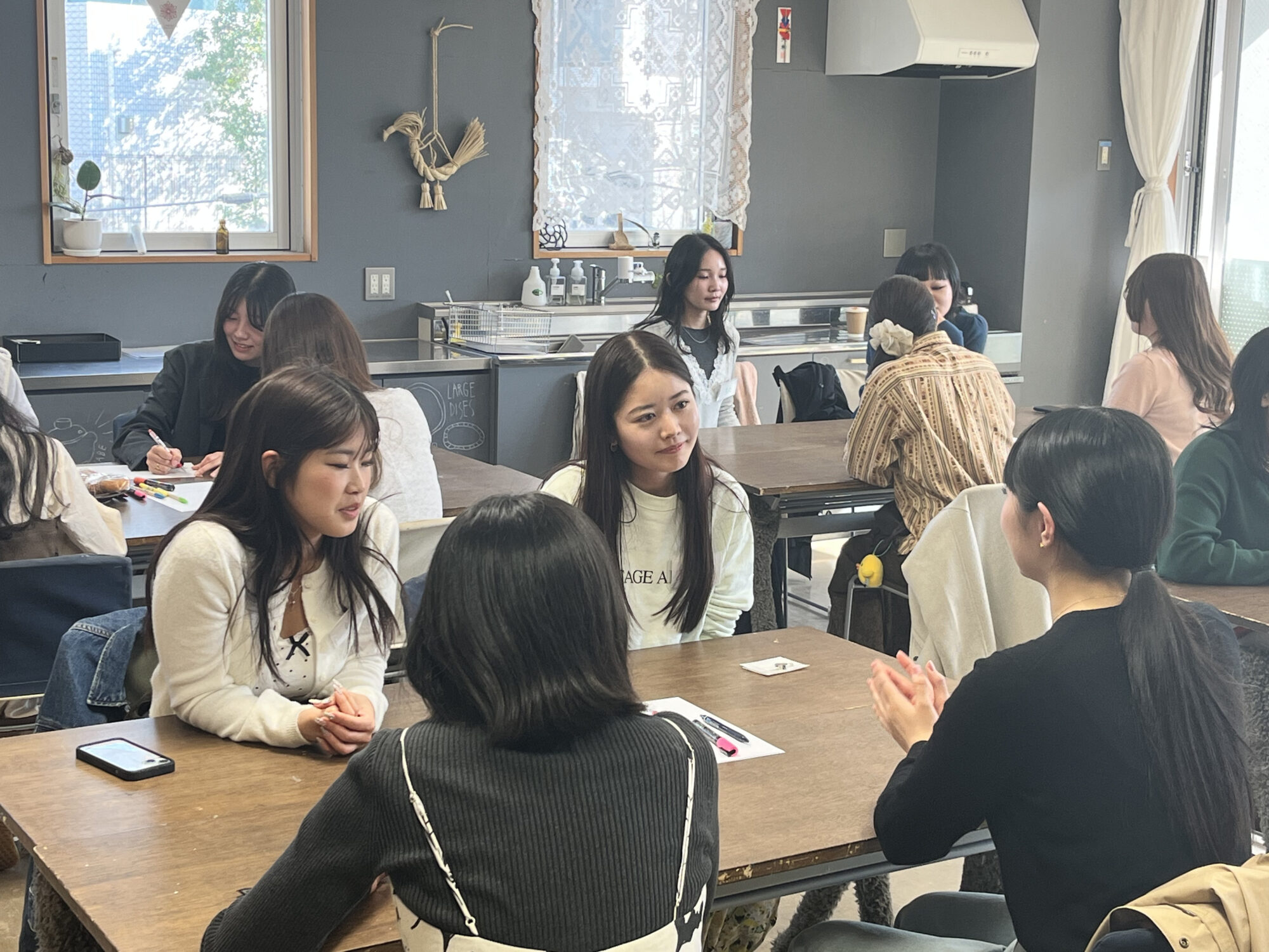 10代が自分の人生を掴むきっかけに。代官山ティーンズ・クリエイティブ館長・岡磨理絵さん×OG吉成亜美さん対談