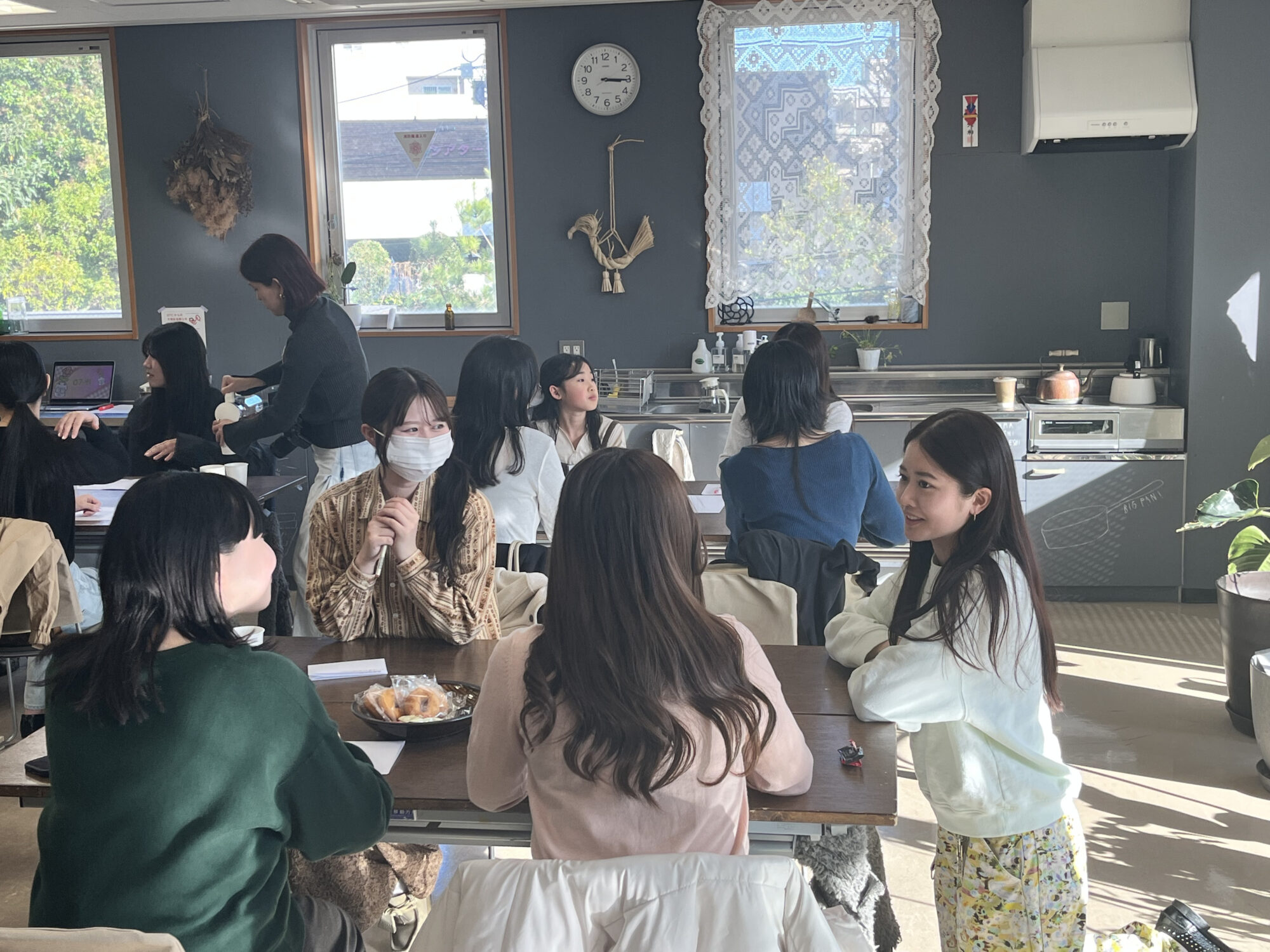 10代が自分の人生を掴むきっかけに。代官山ティーンズ・クリエイティブ館長・岡磨理絵さん×OG吉成亜美さん対談