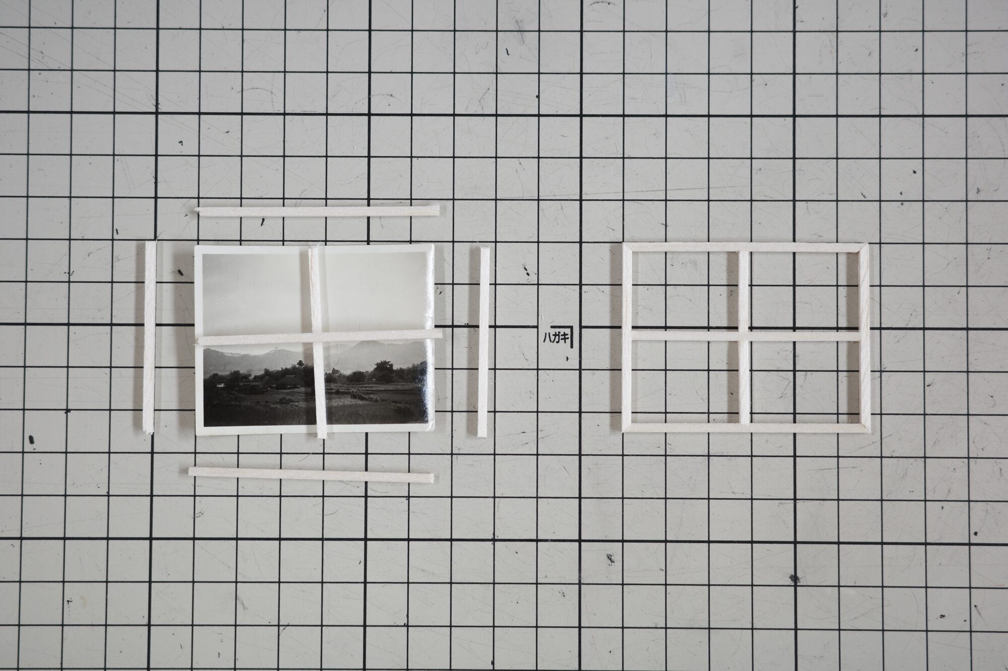 戸口誉の写真を飾る生活。蚤の市で見つけた古い写真を、部屋との境界を曖昧にして飾る